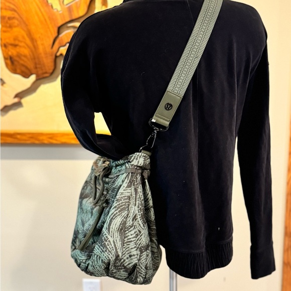 Lululemon Diversity Bag Wanderlust 2016 Mini Wavy Desert Olive Fatigue Rare - Picture 10 of 12